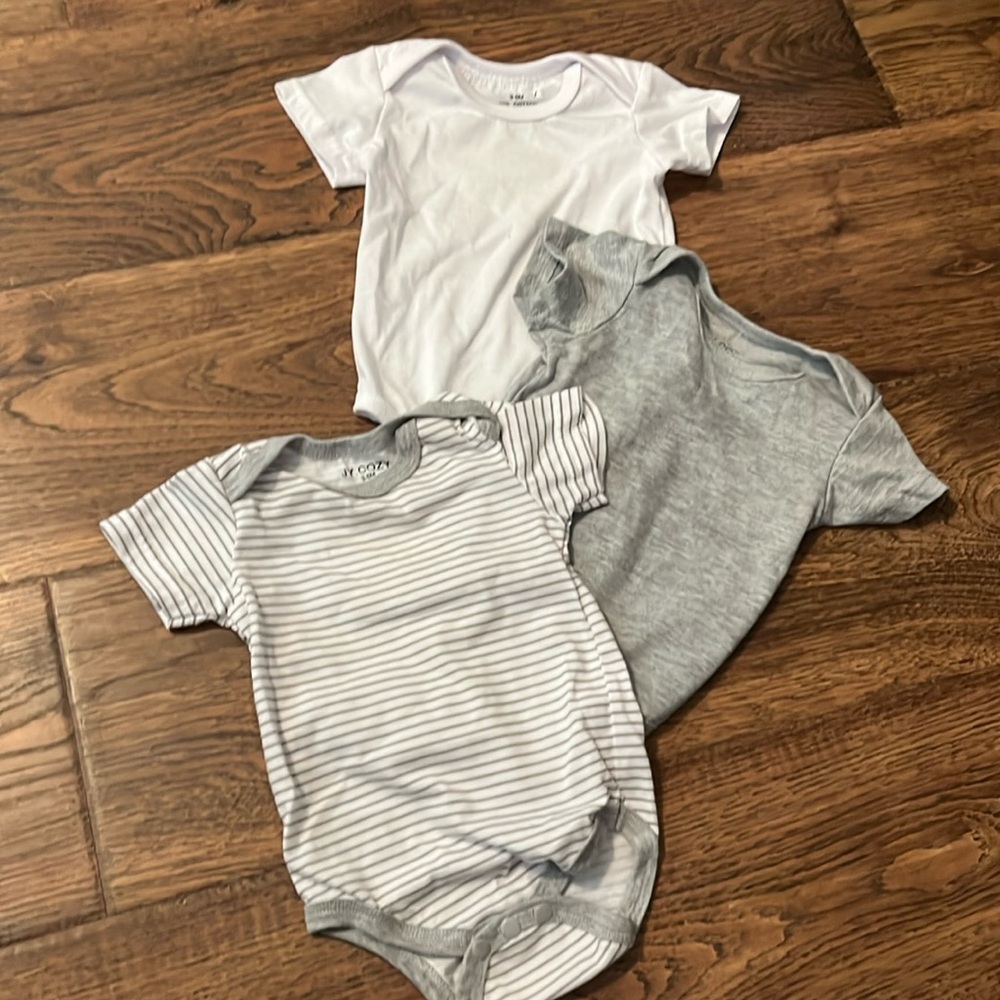 3 pack of grey and white onesies 3-6 months
